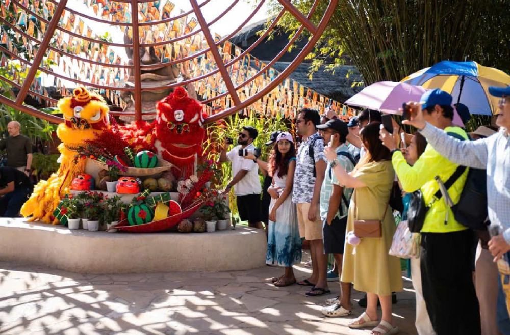 Du khách hào hứng tham quan khu vực Nam đảo Phú Quốc. Ảnh: Bình Minh