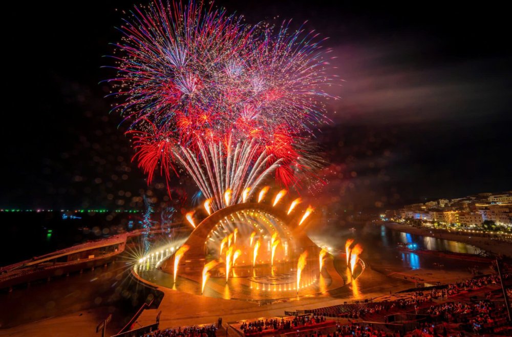 Những màn trình diễn pháo hoa đẹp lung linh thu hút đông du khách đến chiêm ngưỡng. Ảnh: Bình Minh