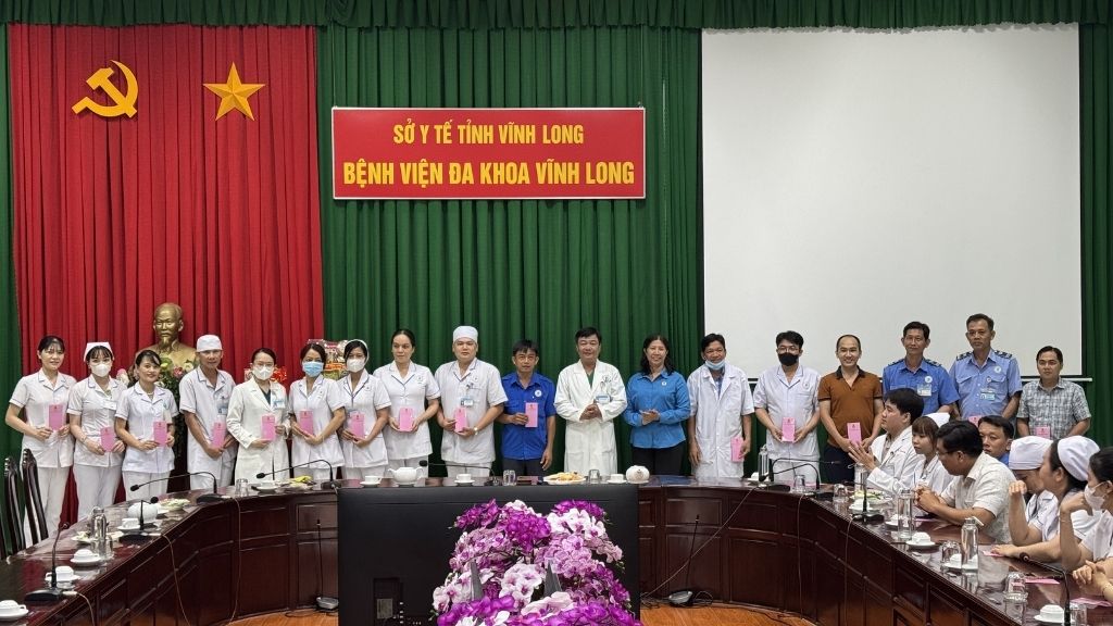 Vinh Long Provincial Trade Union presents gifts to workers on duty on New Year's Eve. Photo: Hoang Loc
