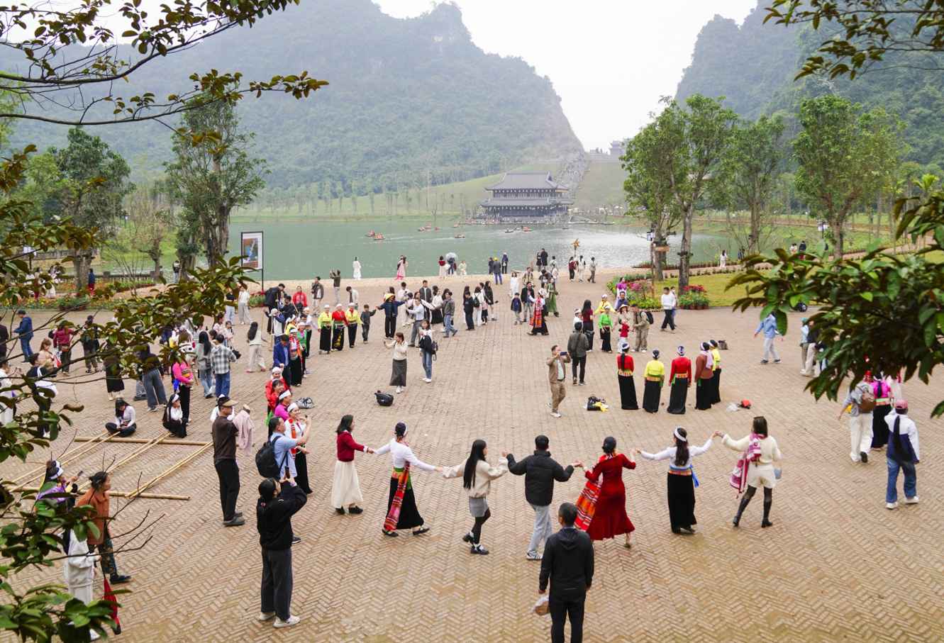 Khách du lịch trải nghiệm các hoạt động tại Thung Ui. Ảnh: Diệu Anh