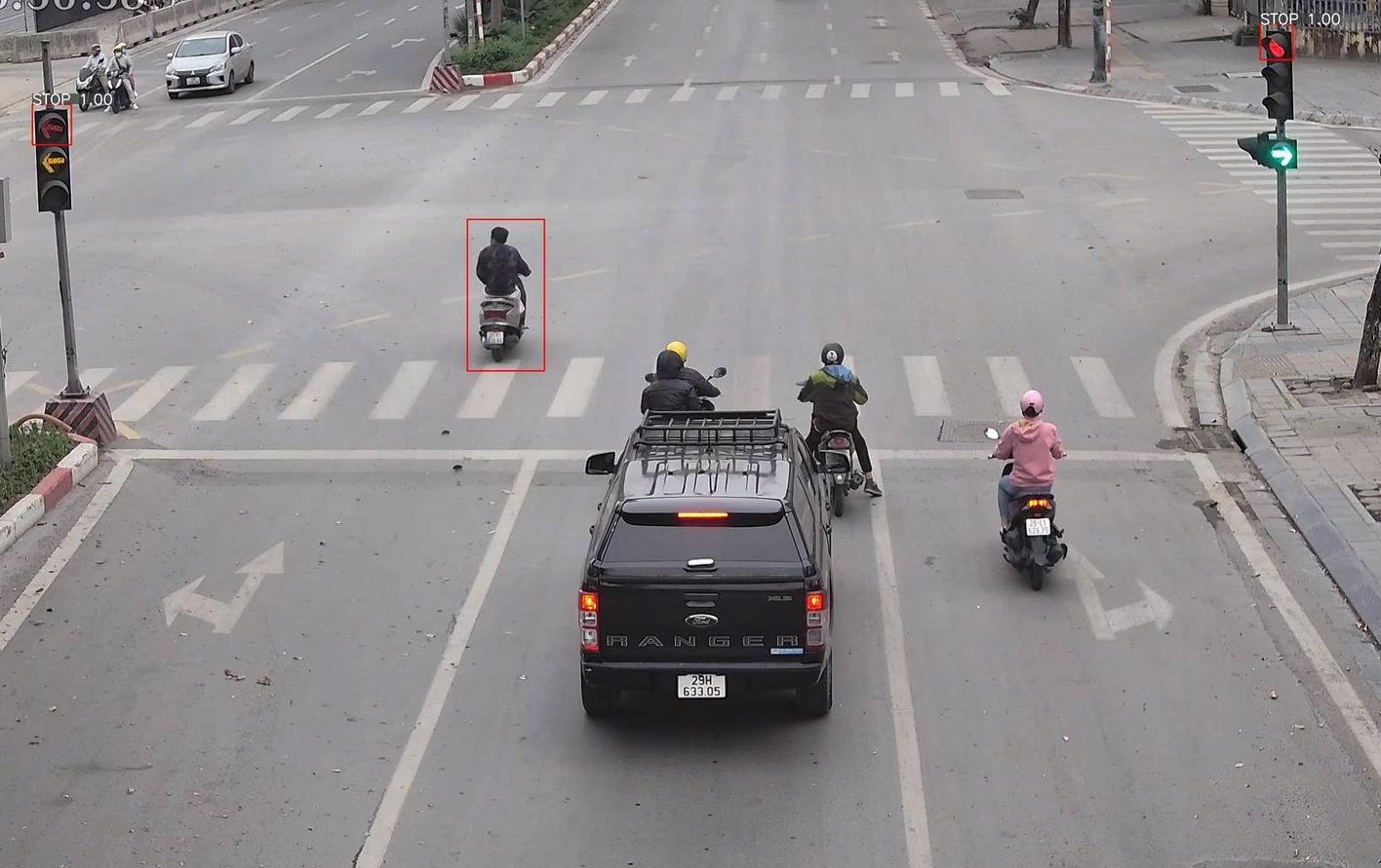 Motorbikes running red lights, drivers not wearing helmets are recorded by AI cameras for traffic tickets. Photo: Police provided