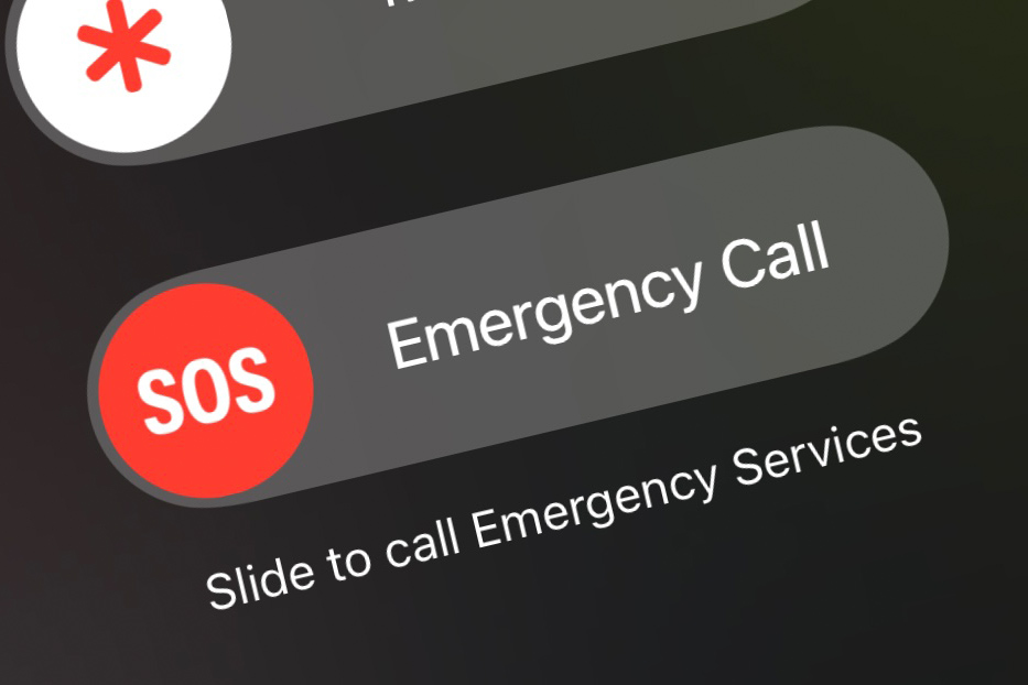 Users can easily turn on the emergency message feature on iPhone via Settings -> SOS Emergency -> Satellite SOS Emergency. Photo: Hai Nguyen