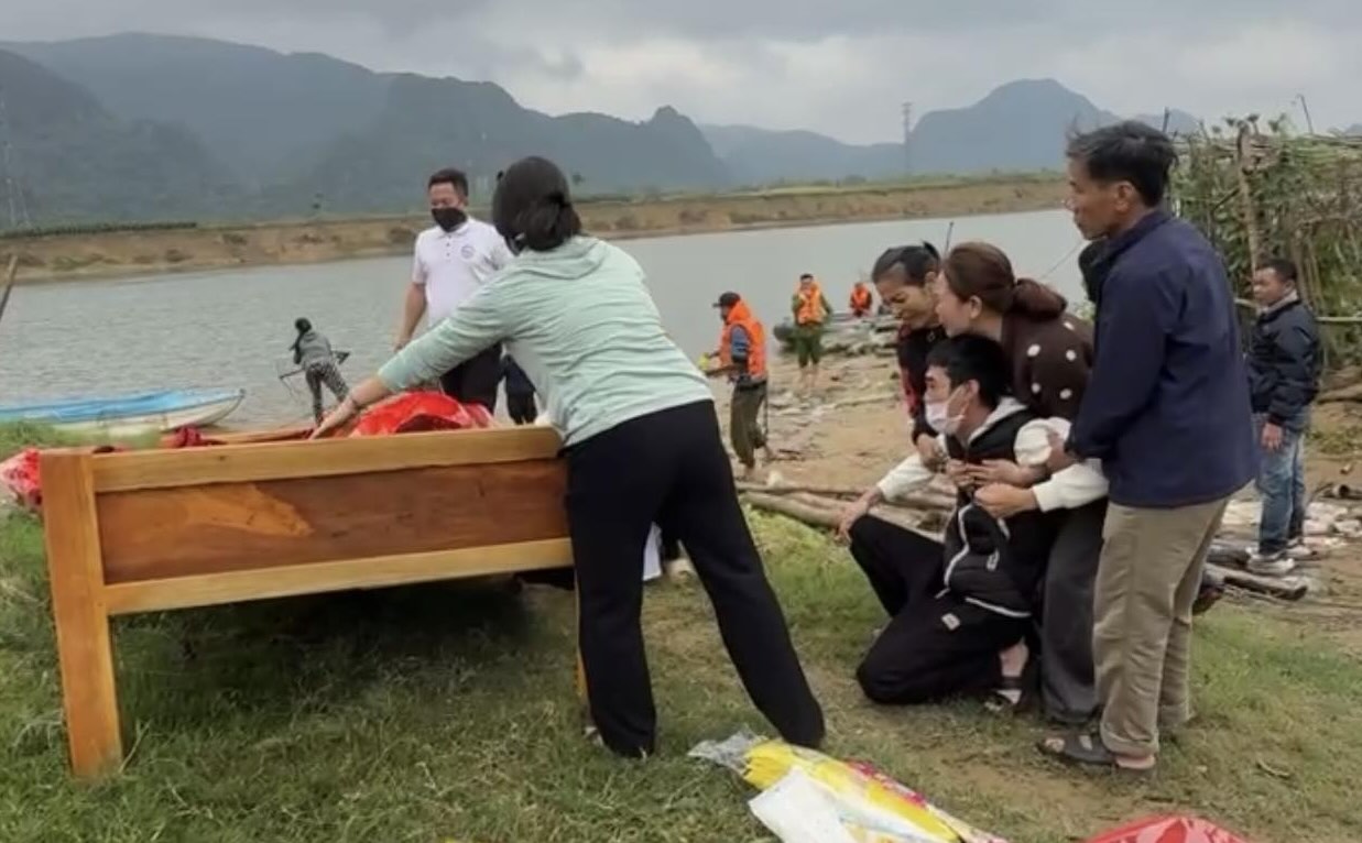 Functional forces and people have found 1 of the 2 missing victims in the boat capsizing on the Gianh River. Photo: Van Thanh