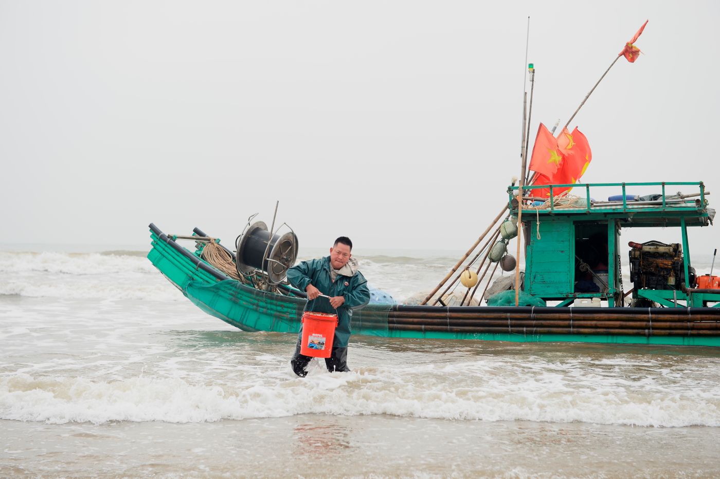 Ngư dân ở vùng biển Tiên Trang, tỉnh Thanh Hóa hối hả cho thuyền bè cập bờ sau chuyến “xông biển” đầu năm mới. Ảnh: Quách Du