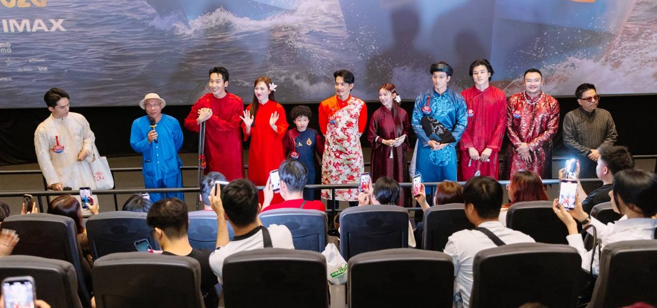 Đoàn phim Báu vật trời cho giao lưu khán giả. Ảnh: Đoàn phim. 