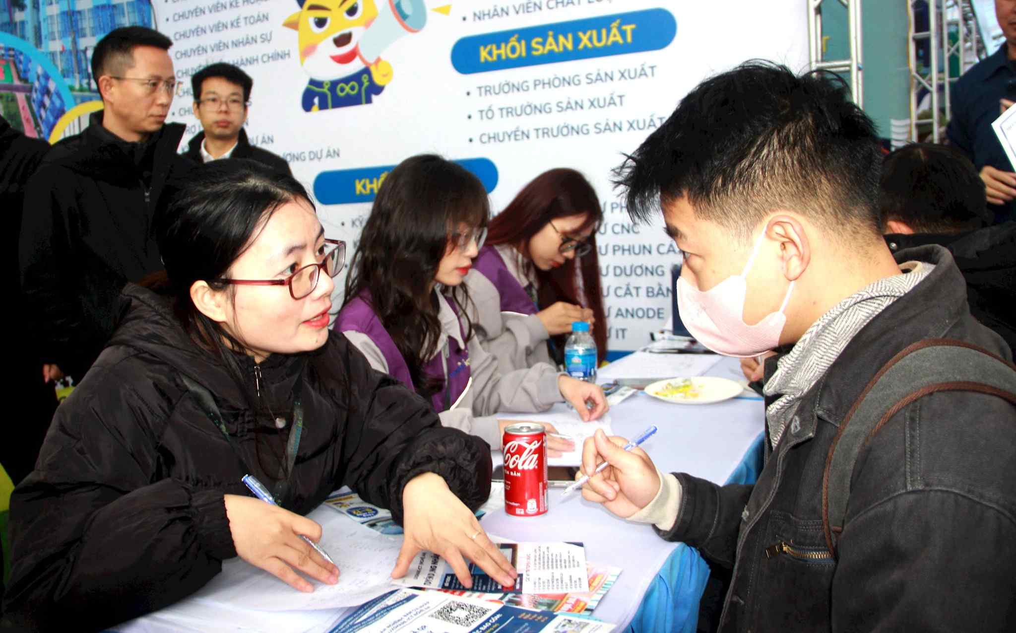 Đại diện doanh nghiệp tại Nghệ An tư vấn, giới thiệu thông tin tuyển dụng cho người lao động tại ngày hội việc làm. Ảnh: Ngọc Anh 