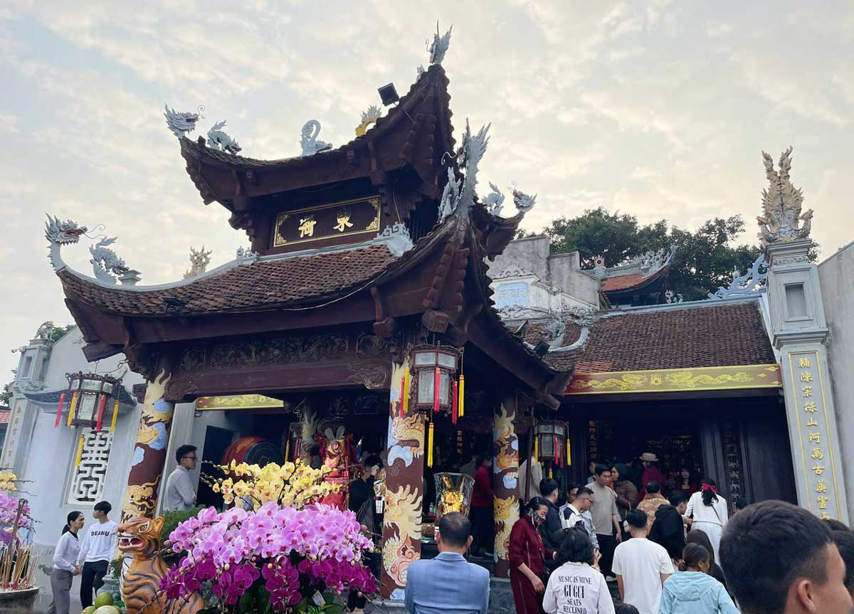 Đông đảo người dân, khách du lịch về Đền Cửa Ông, tỉnh Quảng Ninh du xuân dịp Tết. Ảnh: Đoàn Hưng