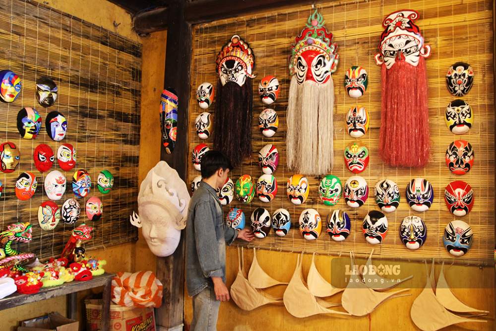 Sản phẩm mặt nạ góp phần giữ gìn nét văn hóa đặc trưng của Hội An. Ảnh: Thanh Huyền