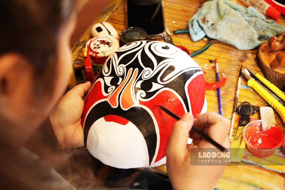 Ms. Trang's family's handicraft mask painting profession has been preserved for more than 20 years, attracting domestic and foreign tourists. Photo: Thanh Huyen
