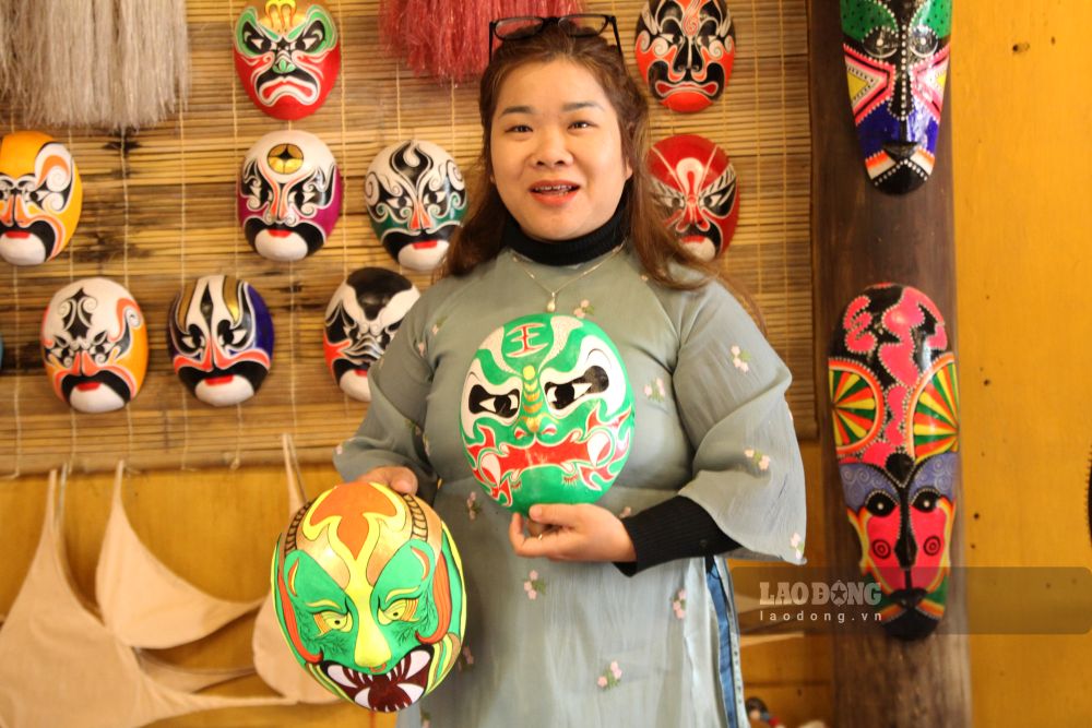 Những chiếc mặt nạ mang đậm màu sắc nghệ thuật truyền thống Hội An. Ảnh: Thanh Huyền