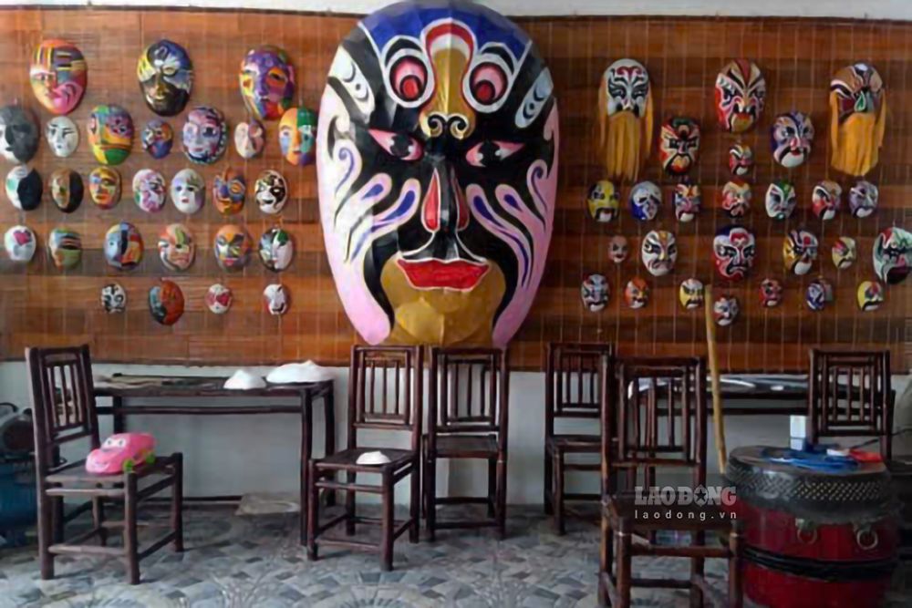 Không gian nhỏ nơi gia đình chị Trang sáng tạo nên những chiếc mặt nạ độc đáo. Ảnh: Thanh Huyền