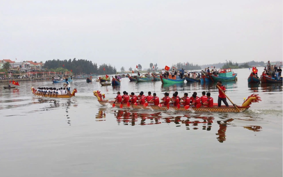The traditional boat racing festival in Dong Trach commune, Quang Tri province, attracts a large number of people and tourists to watch and cheer. Photo: Thanh Trung