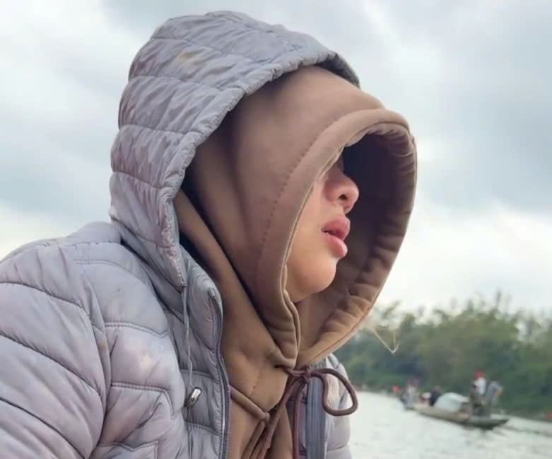 Ms. Ha with a heartbreaking call in the cold Gianh River. Photo: Dung Quan