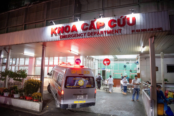 Many emergency patients transferred from lower-level provinces. Photo: Anh Tu