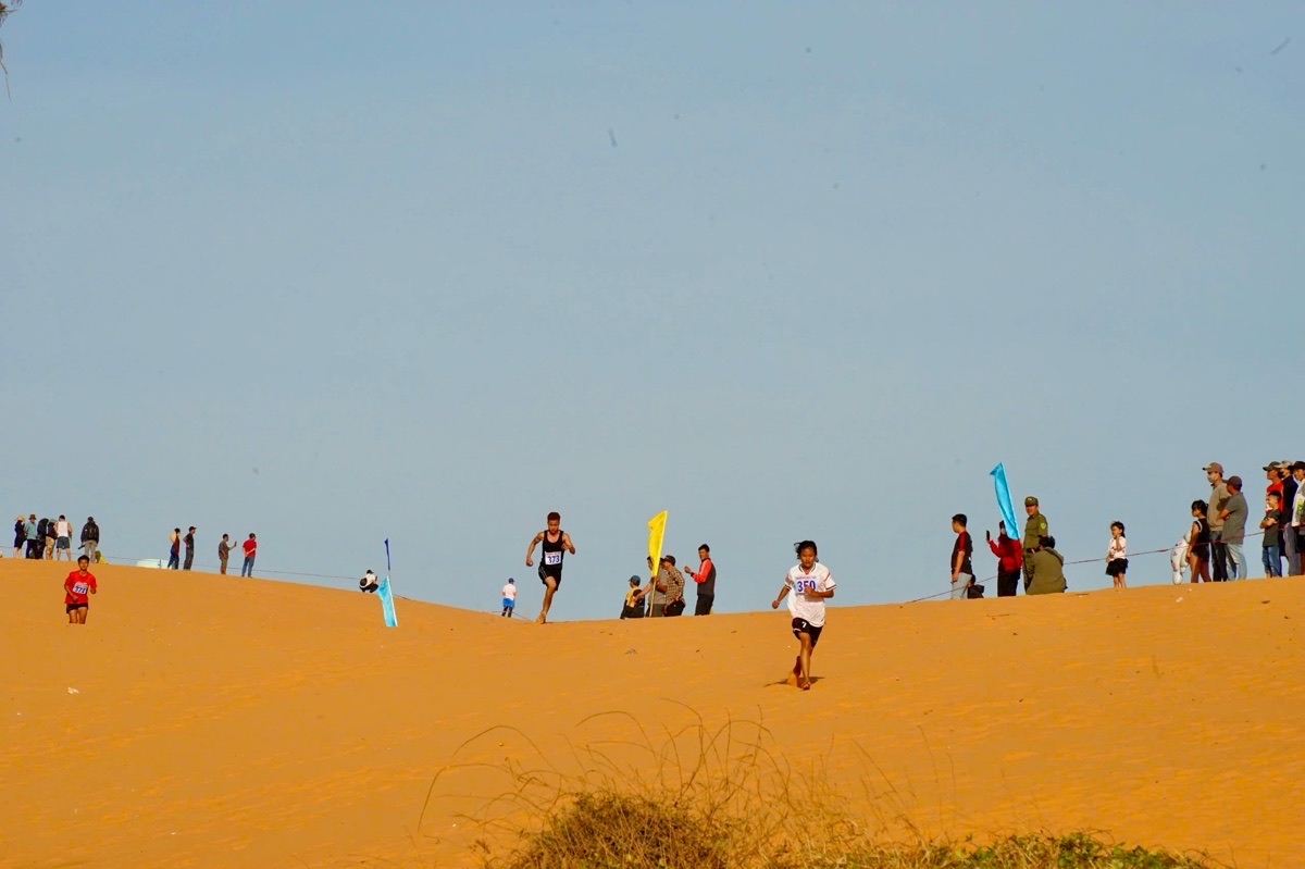 Những bước chạy trên cát tạo khí thế sôi nổi đầu năm. Ảnh: Quang Nhân