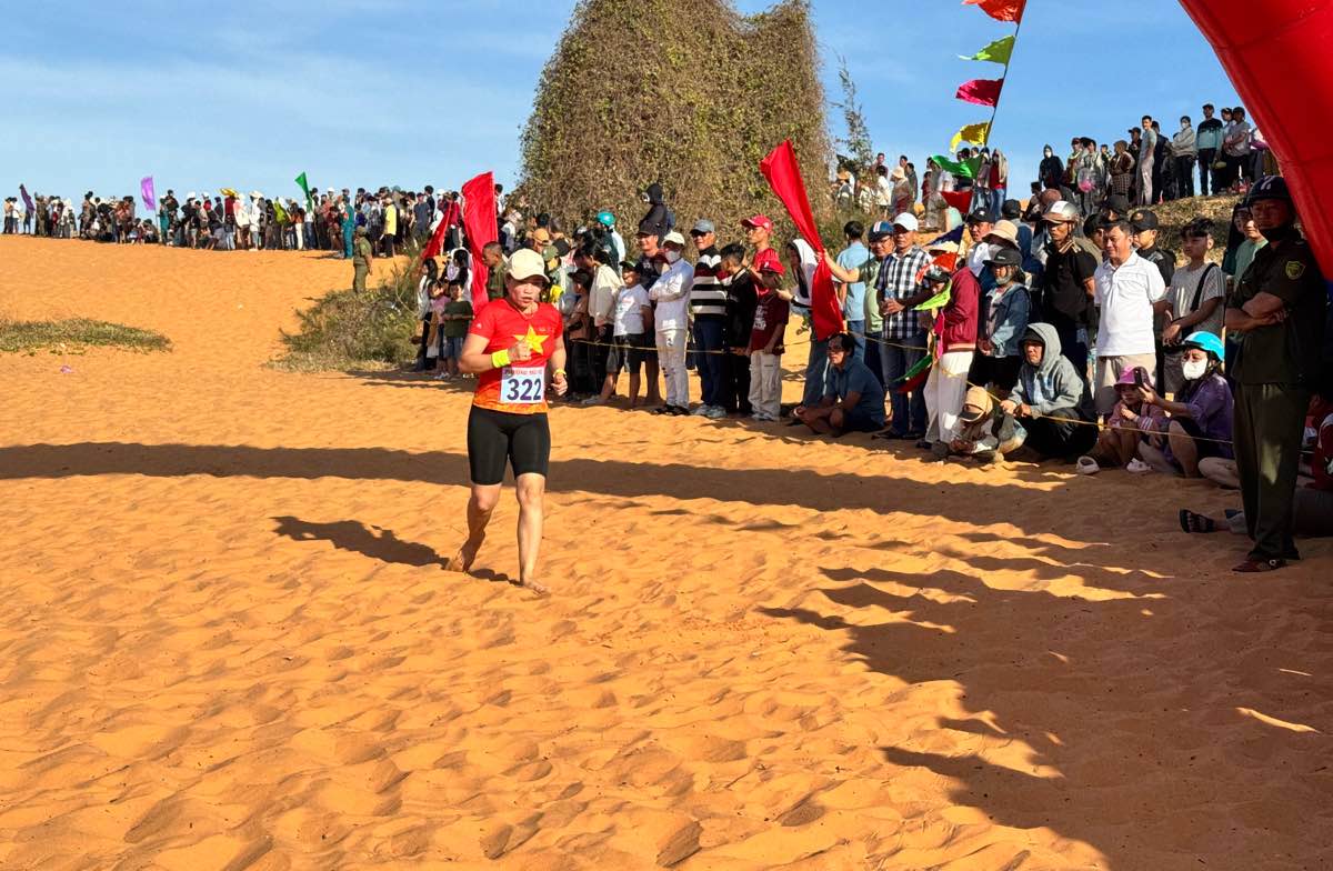 Vận động nữ chạy về đích. Ảnh: Duy Tuấn