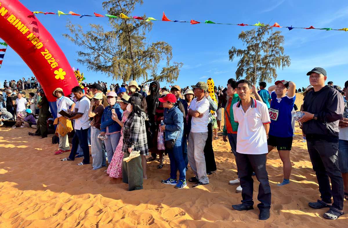 Cổ động viên đứng 2 bên đường chạy cổ vũ sôi động. Ảnh: Duy Tuấn