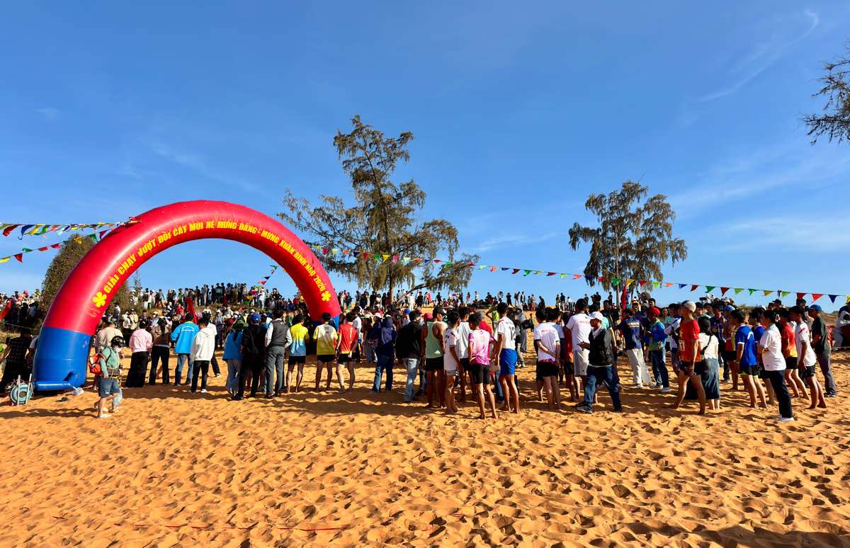 Rất đông người dân, du khách đến cổ vũ các vận động viên tham gia giải chạy. Ảnh: Duy Tuấn