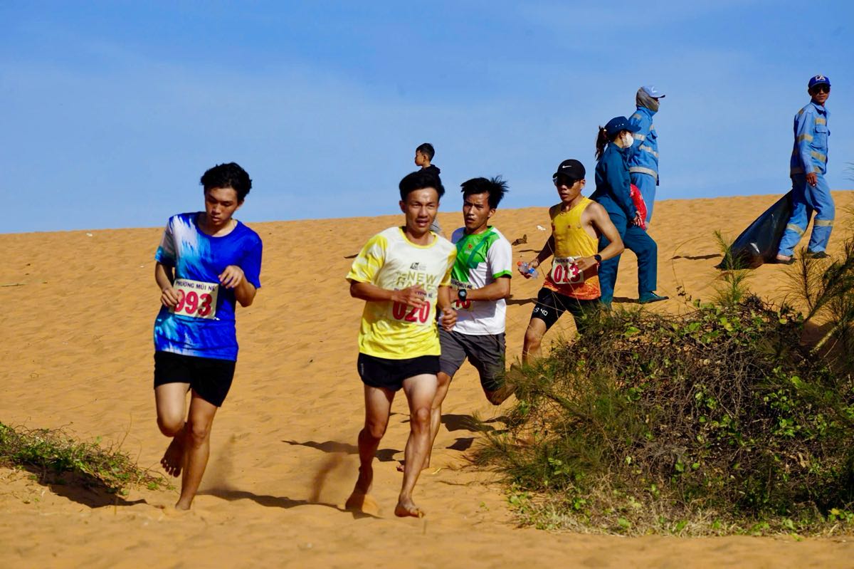 Các vận động viên chạy trên Đồi cát Mũi Né. Ảnh: Duy Tuấn