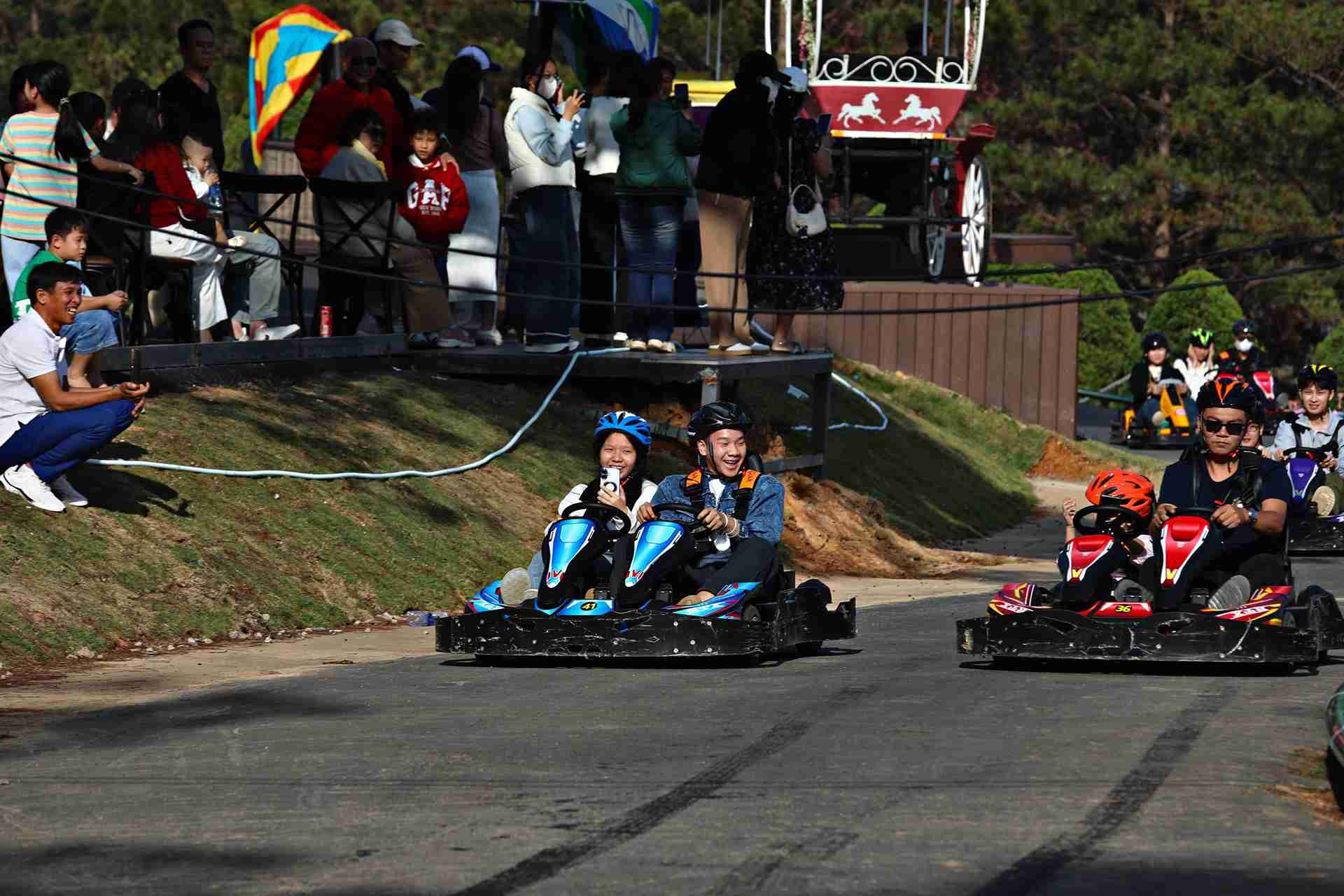 Du khách vui chơi đua xe giải trí trong những ngày đầu năm tại Đà Lạt. Ảnh: Phúc Khánh 