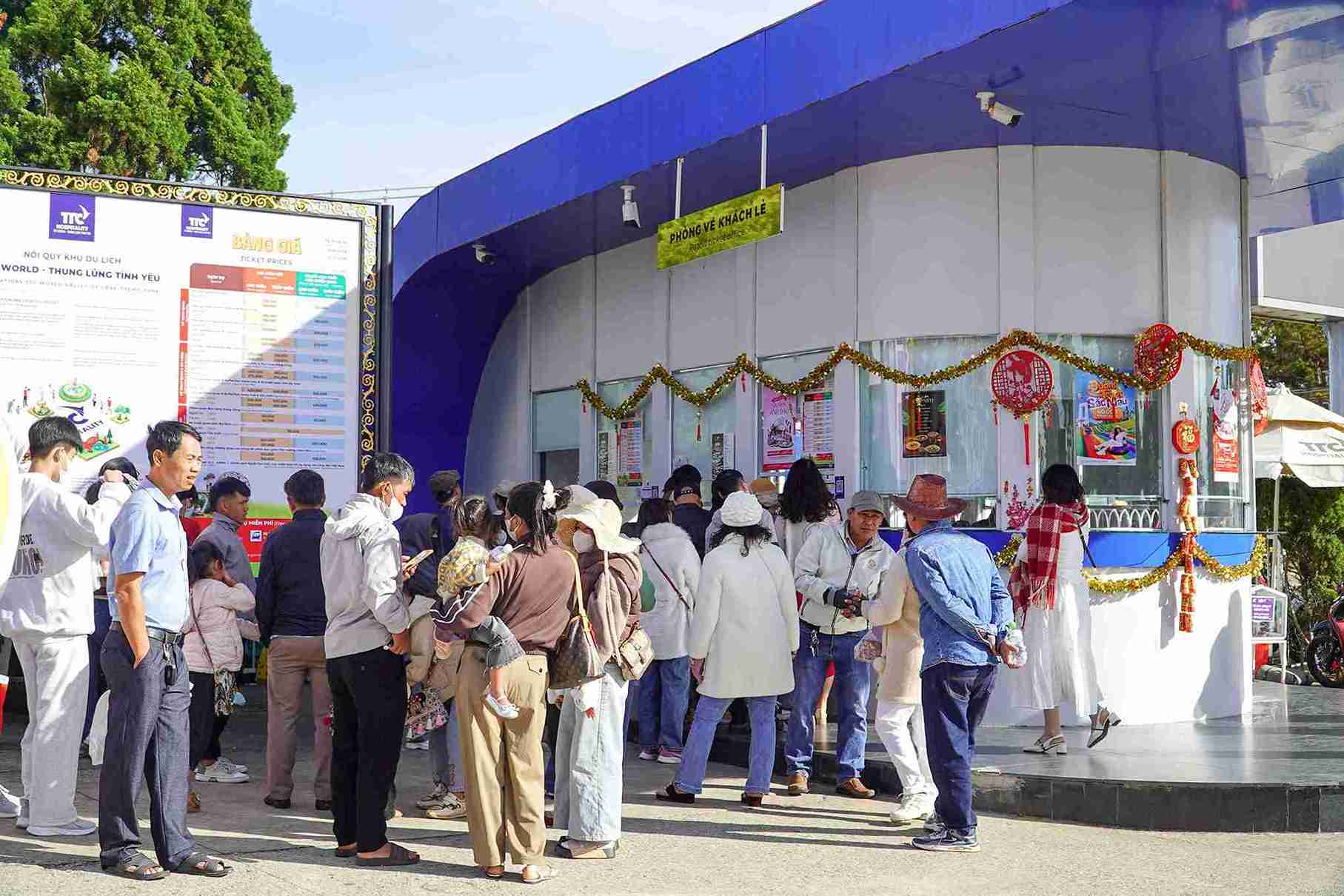 Đông đảo người dân, du khách chờ mua vé vào Thung lũng Tình Yêu du xuân. Ảnh: Phúc Khánh 