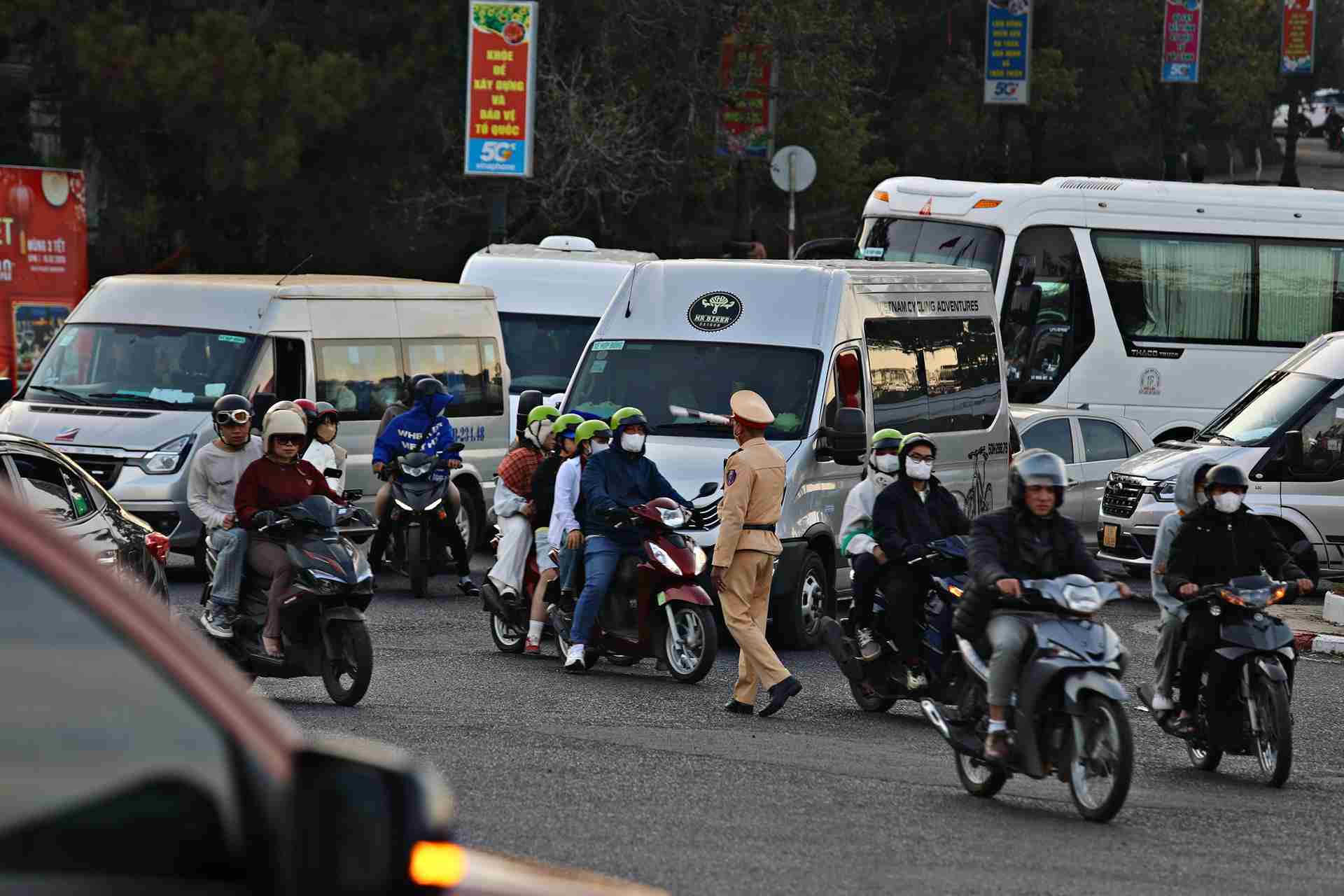 Cảnh sát Giao thông điều tiết, phân luồng bảo đảm an toàn giao thông tại cửa ngõ vào Đà Lạt. Ảnh: Phúc Khánh 