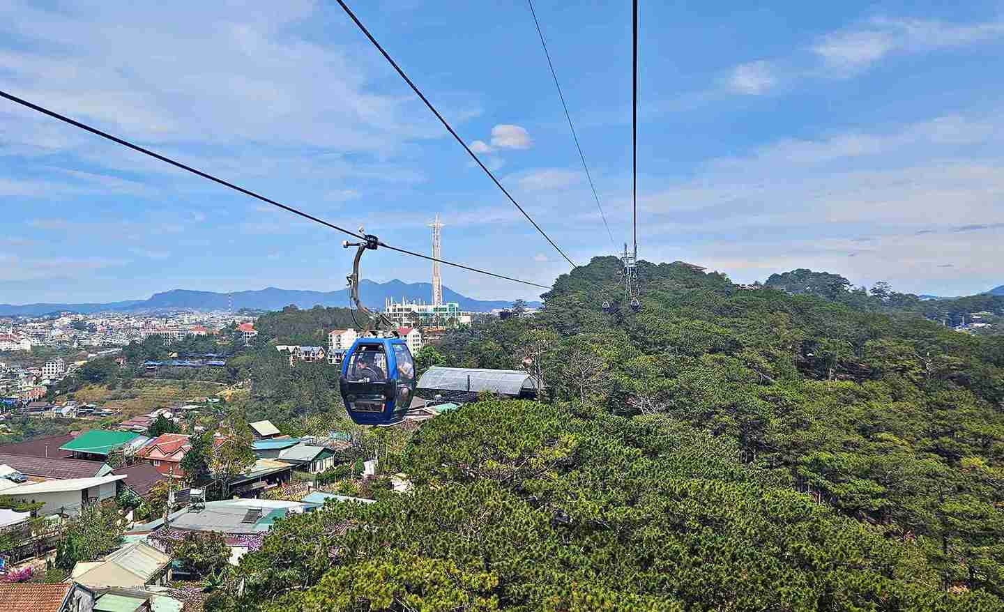 Cáp treo Đà Lạt nằm trên đồi Robin thu hút đông đúc du khách tới trải nghiệm trong những ngày Tết Bính Ngọ 2026. Ảnh: Thần Hy  