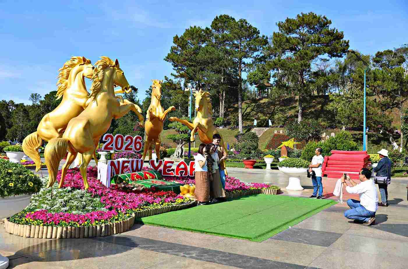 Du khách chơi xuân trong tiết trời nắng đẹp tại vườn Hoa Đà Lạt. Ảnh: Thần Hy 