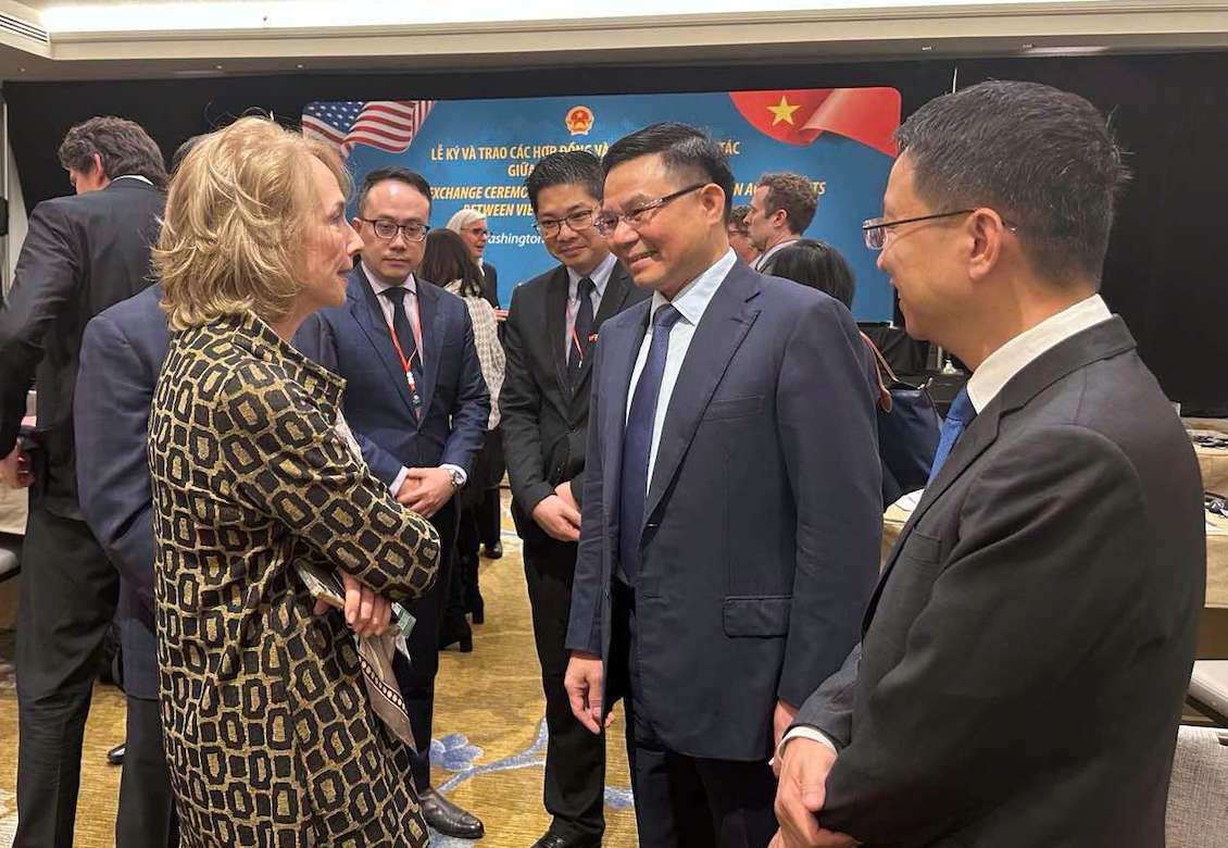 Quyền Bộ trưởng Bộ Công Thương Lê Mạnh Hùng trao đổi với bà Virginia Foote, Phó Chủ tịch Phòng thương mại Hoa Kỳ (AmCham) tại Việt Nam. Ảnh: Bộ Công Thương