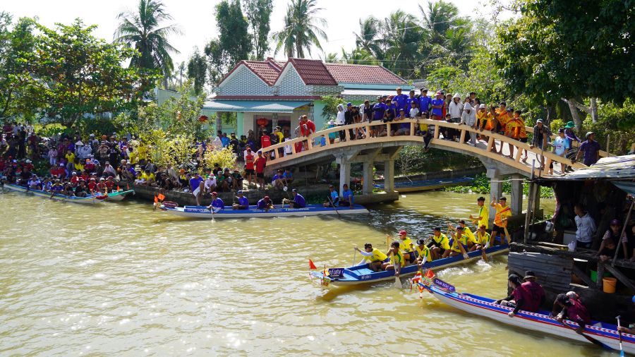 Khán giả đội nắng, tập trung đông hai bên bờ theo dõi giải. Ảnh: Phương Anh