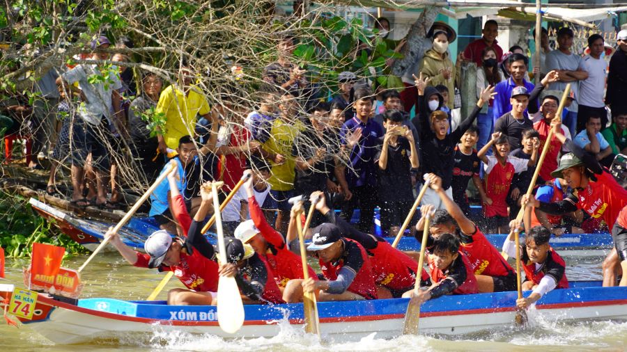 Vận động viên tăng tốc ngay sau hiệu lệnh xuất phát trên đường đua. Ảnh: Phương Anh