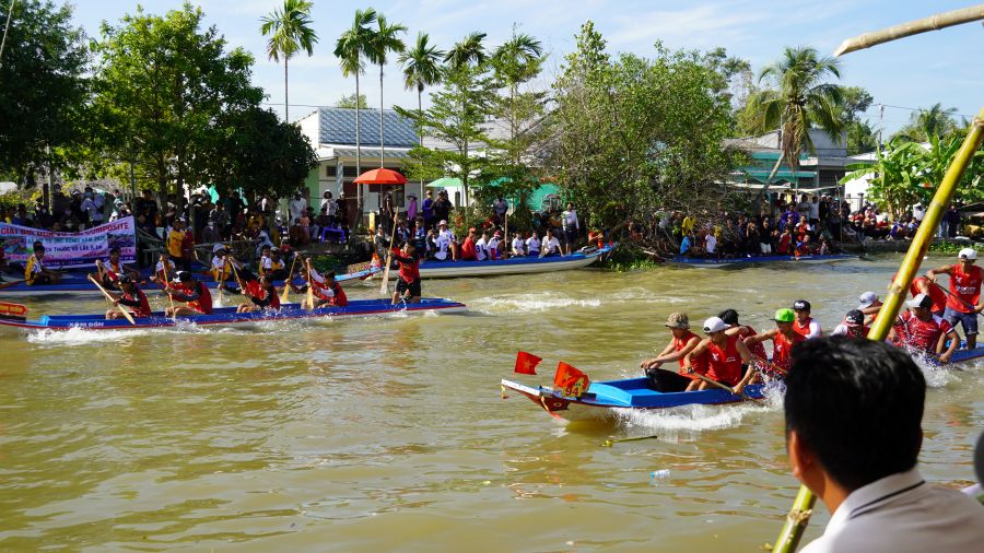 Những mái chèo quạt nước mạnh mẽ giữa tiếng reo hò cổ vũ. Ảnh: Phương Anh