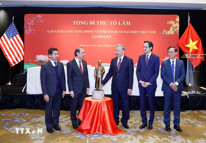 General Secretary To Lam presents the statue of President Ho Chi Minh to Vietnamese representative agencies in the US. Photo: VNA