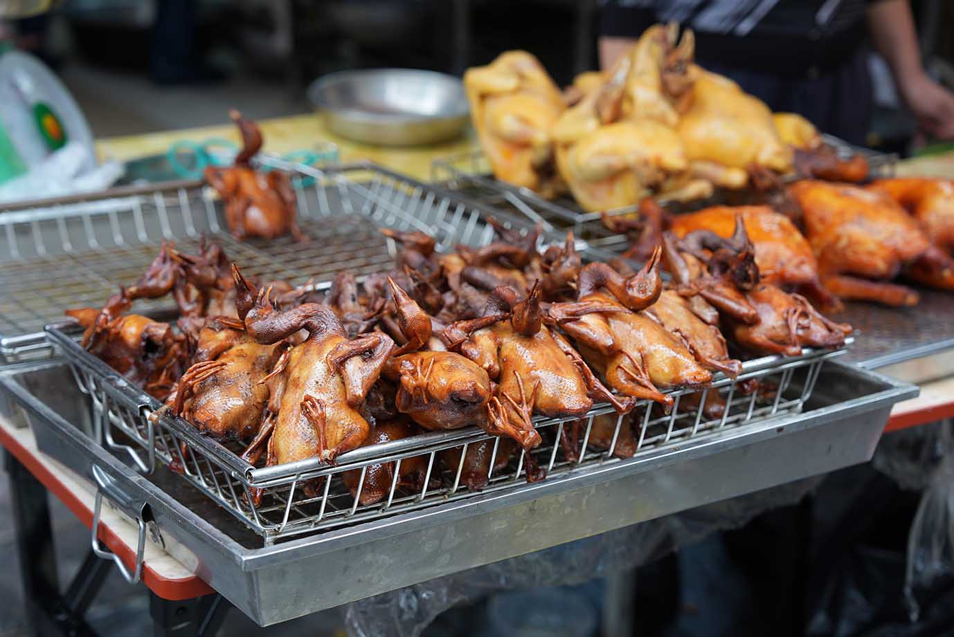 Thực đơn mâm cỗ khá phong phú với chim quay, giò lụa, các món canh, món chiên… được chế biến nóng hổi, sẵn sàng phục vụ khách mua về dâng cúng.