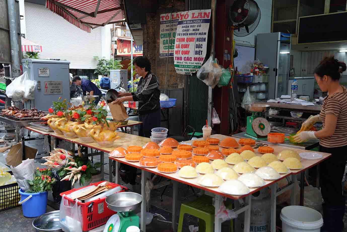 Le marché de Hàng Bè est animé par les acheteurs le jour de la fête du 4e jour du Têt