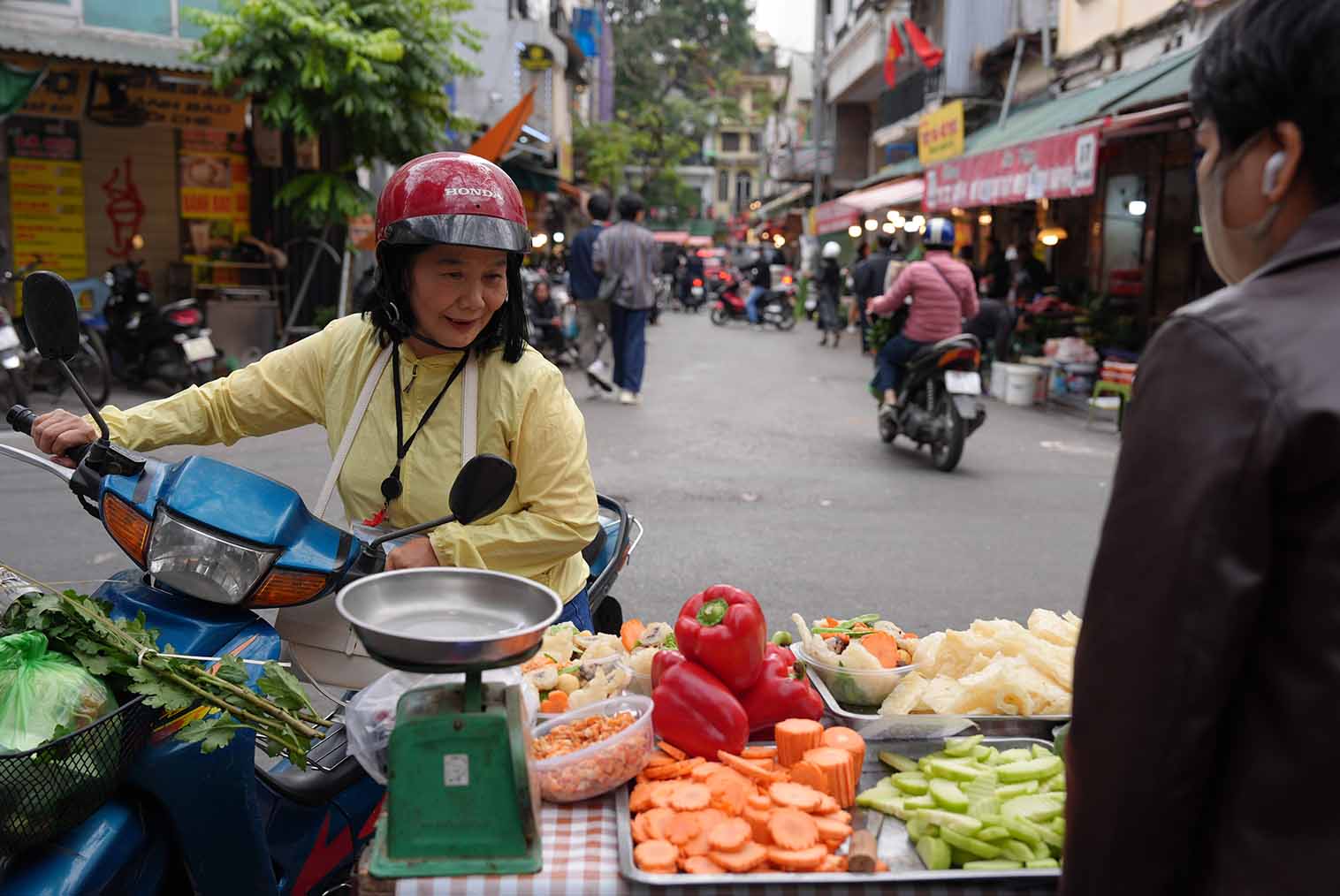 Từ sáng sớm, người dân đã tất bật mua thực phẩm, chuẩn bị mâm cơm cúng, gửi gắm ước vọng một năm mới đủ đầy, thuận hòa.