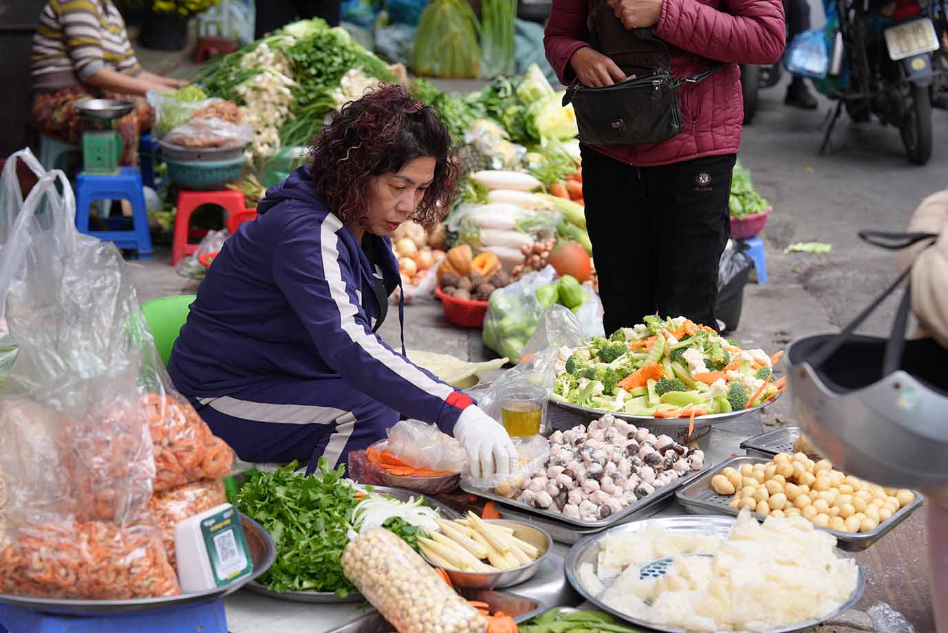 Tại khu chợ được mệnh danh là “chợ nhà giàu” của Hà Nội, các tiểu thương đồng loạt mở hàng từ sớm, nguồn thực phẩm dồi dào phục vụ người dân sắm sửa mâm lễ hóa vàng tiễn gia tiên.