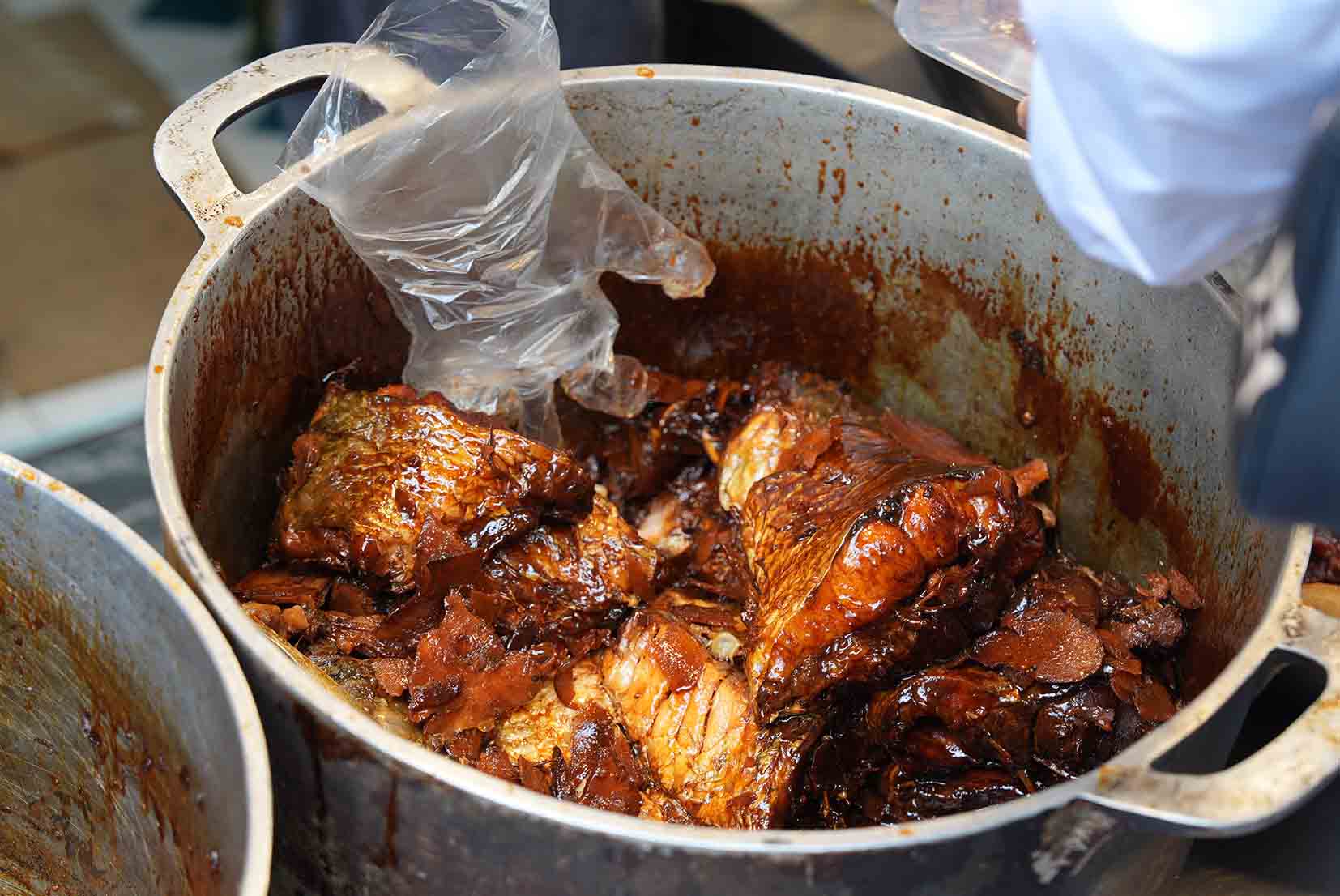 Ngoài ra, các mặt hàng như cá kho, canh bóng thả, bánh chưng cũng được nhiều người lựa chọn.