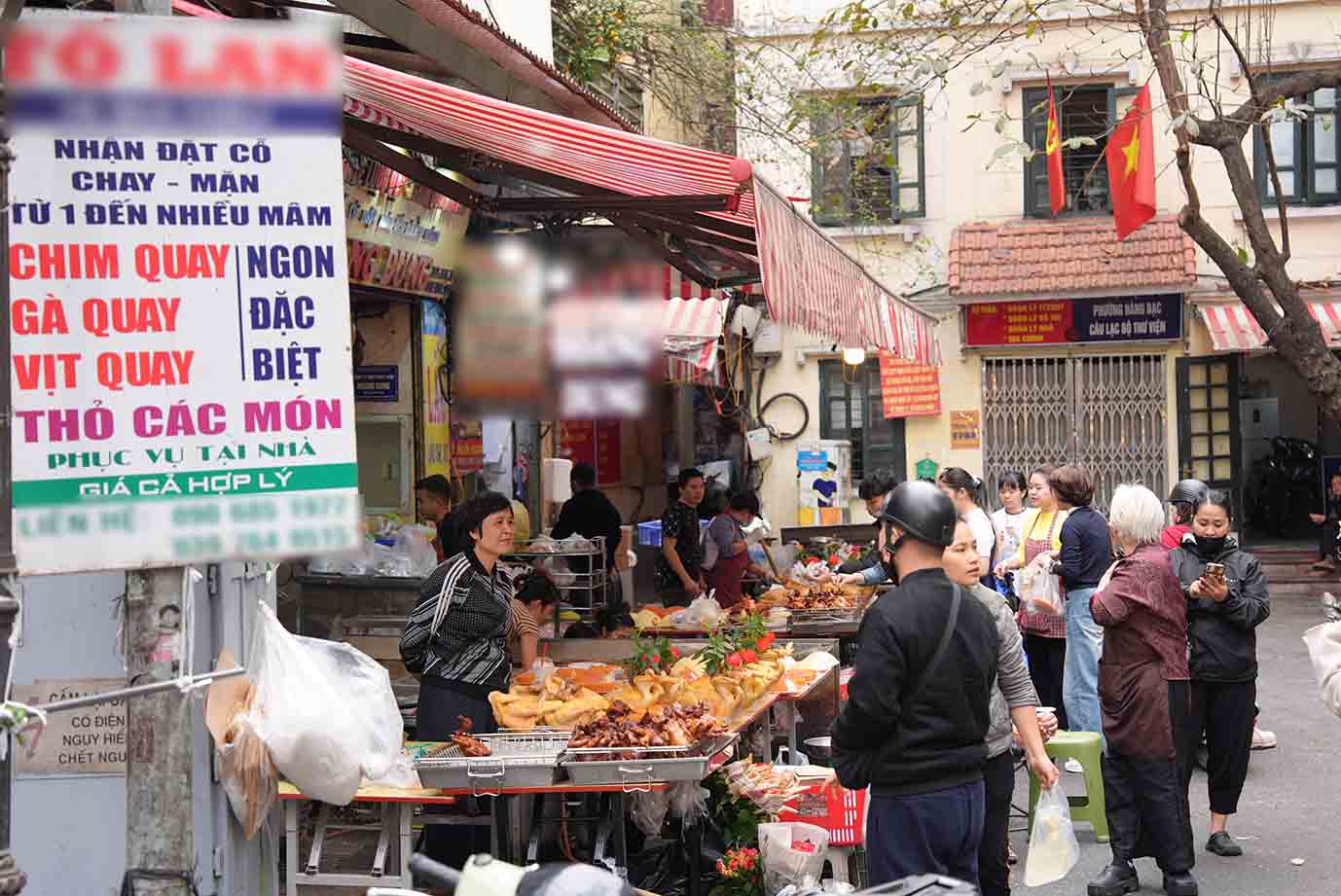 Tục hóa vàng là nghi lễ quan trọng, gần như không thể thiếu trong mỗi gia đình Việt sau dịp Tết Nguyên đán. Ghi nhận sáng 20.2 (tức mùng 4 Tết), khu vực chợ Hàng Bè (phố Gia Ngư, quận Hoàn Kiếm, Hà Nội) nhộn nhịp trở lại.