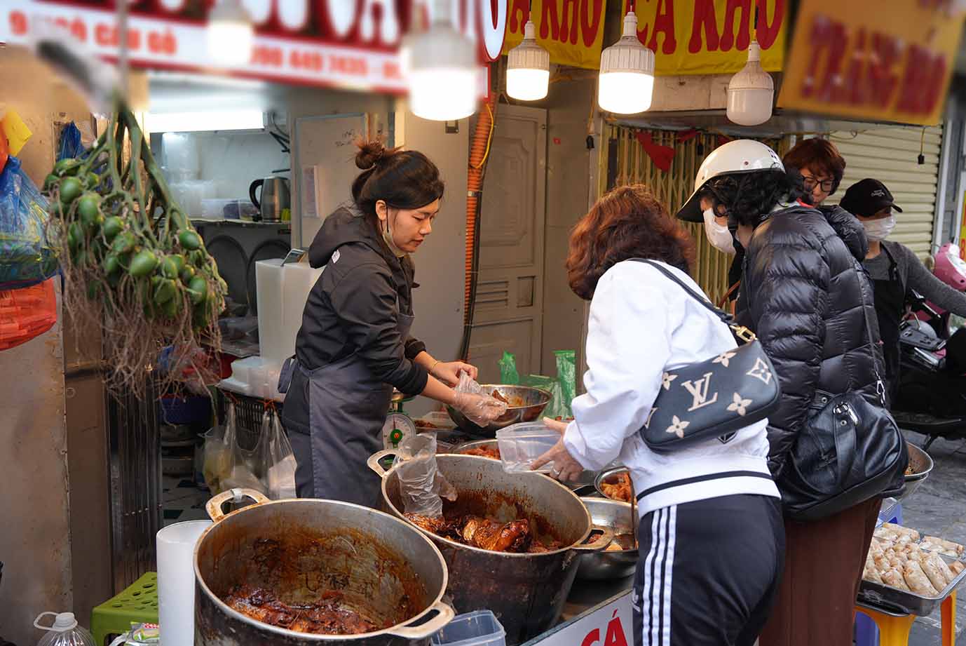 Bà Kim Cúc (phường Cầu Giấy, Hà Nội) cho biết gia đình làm lễ hóa vàng trong ngày nên từ sớm đã cùng con gái ra chợ mua gà, xôi chuẩn bị. Theo bà, giá thực phẩm dịp Tết cao hơn ngày thường nhưng nguồn hàng phong phú, chất lượng tương xứng.