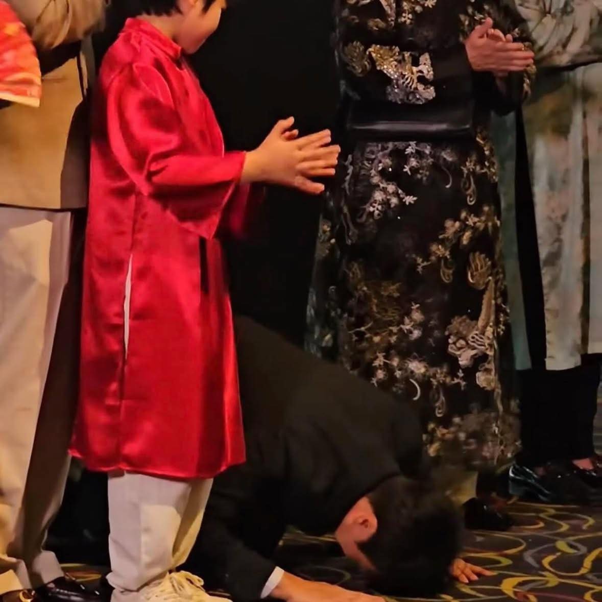 Tổng Giám đốc Lotte Entertainment Vietnam quỳ gối, cúi chào khán giả Việt Nam. Ảnh cắt từ video  