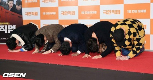 Tài tử Ryu Seung Ryong cùng dàn diễn viên quỳ gối ngay trên thảm đỏ để ăn mừng khi bộ phim “Extreme job” thắng lớn. Ảnh Onsen  