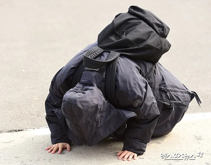 Tae Yang quỳ lạy, cảm ơn khán giả đã ủng hộ trước khi nhập ngũ. Ảnh Naver  