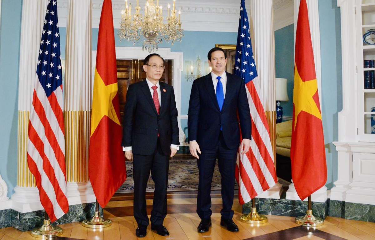 레호아이쭝 정치국 위원 겸 외무부 장관(왼쪽)이 마르코 루비오 미국 국무장관과 회담하고 있습니다. 사진: 외무부