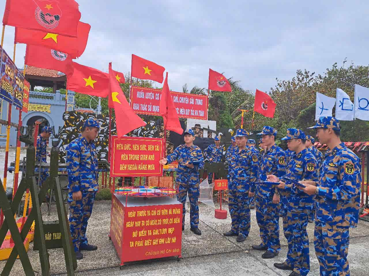 Units stationed on islands in the Truong Sa special zone launch training. Photo: Thanh Vu