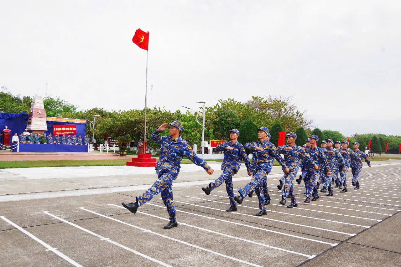 Duyệt đội ngũ trong Lễ ra quân huấn luyện tại đảo Trường Sa. Ảnh: Thành Vũ