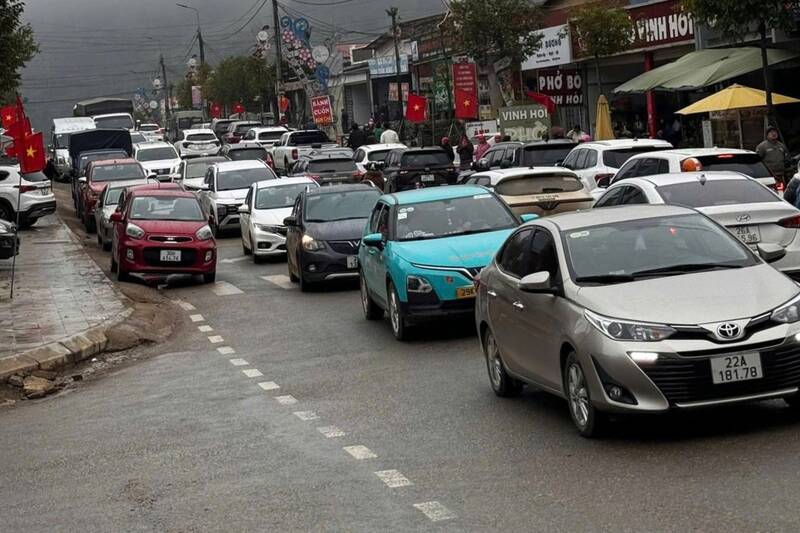 Mùng 4 Tết, du khách đổ về khu du lịch Mộc Châu, tỉnh Sơn La, nhiều tuyến đường ùn ứ cục bộ. Ảnh: Nhật Minh