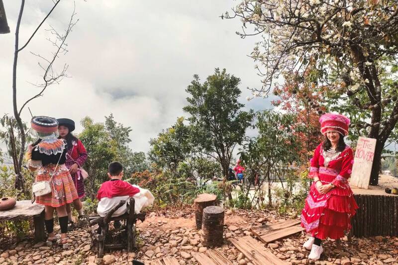 Bản Nậm Nghẹp, xã Ngọc Chiến đón những vị khách đầu tiên du lịch năm mới. Ảnh: Nhật Minh