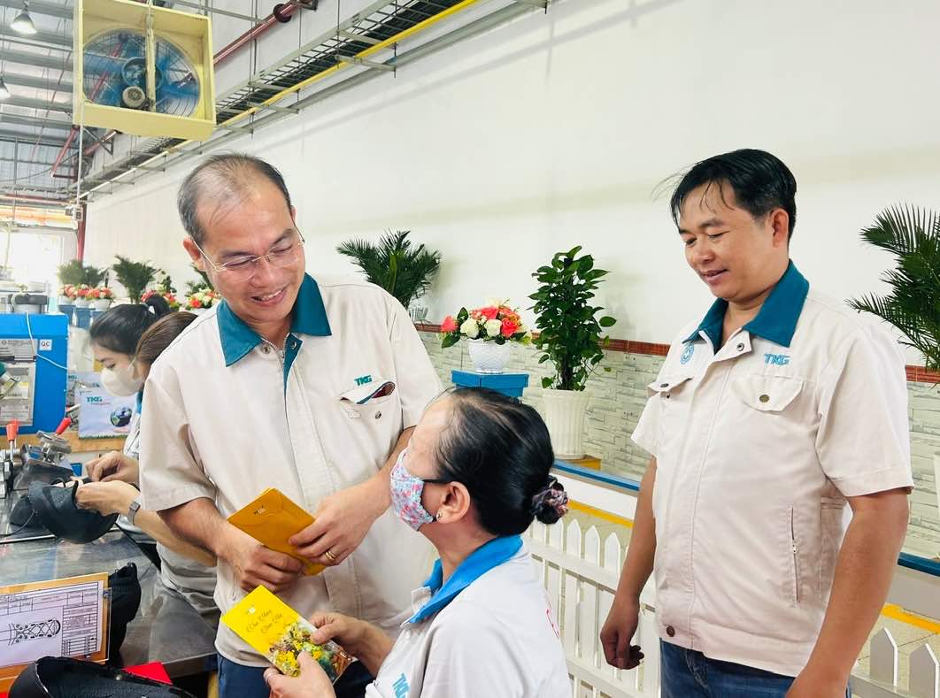 Công đoàn Công ty Cổ phần TKG Taekwang Vina có hoạt động thường niên là lì xì người lao động trong ngày làm việc đầu tiên sau kỳ nghỉ Tết Nguyên đán. Ảnh tư liệu: HAC