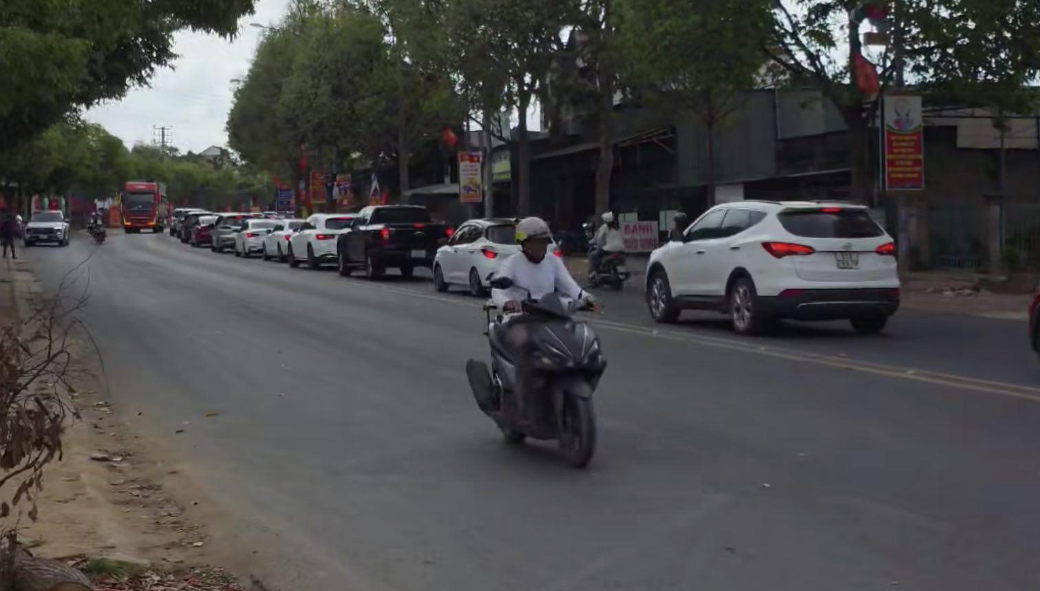 Dòng xe ùn ùn từ khu vực Buôn Ma Thuột trên Quốc lộ 26 xuống Nha Trang tham quan dịp Tết. Ảnh: Hữu Long